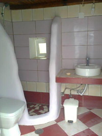 The bathroom of Carolina's Amorgos house in Langatha